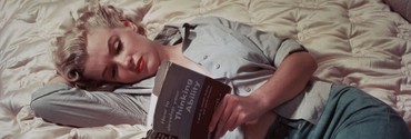 Marilyn monroe read book photo